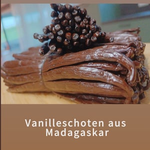 Op de afbeelding: Een close-up van een bundel donkerbruine vanillebonen uit Madagaskar. De bonen zijn netjes gestapeld, met de uiteinden van de bonen zichtbaar. De tekst "Frische Ernte 2024" en "Vanilleschoten aus Madagaskar" is zichtbaar boven en onder in de afbeelding.