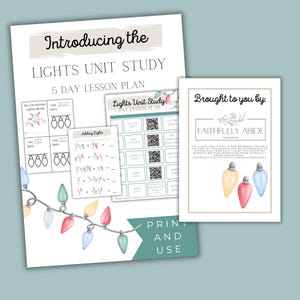 K&ouml;nnte beinhalten: Eine druckbare Weihnachtslichter-Einheitenstudie f&uuml;r Kinder. Der 5-Tage-Lehrplan umfasst Aktivit&auml;ten wie ein Weihnachtslichterbuch, das Hinzuf&uuml;gen von Lichtern und einen QR-Code f&uuml;r ein Weihnachtslichterlied. Der Text "Introducing the Lights Unit Study 5 Day Lesson Plan" befindet sich oben auf der Seite. Der Text "Brought to you by Faithfully Abide" befindet sich unten auf der Seite.