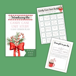 K&ouml;nnte beinhalten: Ein druckbarer 5-Tage-Lehrplan f&uuml;r eine Candy Cane Unit Study. Der Lehrplan umfasst Aktivit&auml;ten wie "F&uuml;nf Zuckerstangen", "Play-Doh-Matte", "Pfefferminz-Hei&szlig;getr&auml;nk", "Zuckerstangen-Kekse" und "Zuckerstangen-Malvorlage". Der Lehrplan ist mit einer roten Schleife und Zuckerstangen auf gr&uuml;nem Hintergrund verziert. Der Text "Introducing the Candy Cane Unit Study 5 Day Lesson Plan" befindet sich oben auf der Seite. Der Text "Print and Use" befindet sich unten auf der Seite.