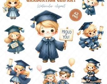 Puede incluir: Un conjunto de 42 imágenes de clipart de acuarela que presentan a niños lindos con gorros y batas de graduación. Las imágenes incluyen una variedad de poses y accesorios, como diplomas, globos y una patineta. El texto "Proud of You!" aparece en un cartel en una de las imágenes.