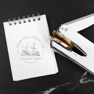 Gaufrage de livre personnalisé, embosseuse de bibliothèque, gaufrage de livre personnalisée, gaufrage d'invitation, modèles de bibliothèque, décoration de mariage, cadeau pour les amateurs de lecture