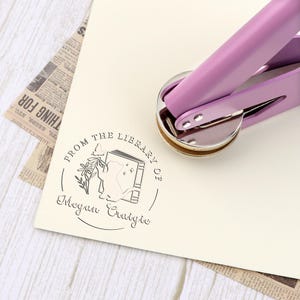 Grabador de libros personalizado/Diseño de biblioteca/Grabador de libros personalizado/Grabador de invitaciones/Grabador personalizado/Grabador de logotipos/Regalo para amantes de los libros/Sello para libros