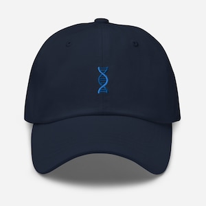 Op de afbeelding: Een donkerblauwe baseballpet met een blauw geborduurd DNA-dubbele helixontwerp.