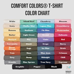 Op de afbeelding: Kleurenkaart voor Comfort Colors T-shirts, met een verscheidenheid aan kleuren, waaronder wit, blauw, roze en groen. De kaart geeft elke kleurnaam weer, zoals "Blossom", "Lagoon Blue" en "Mustard". De afbeelding bevat de tekst "COMFORT COLORS T-SHIRT COLOR CHART".