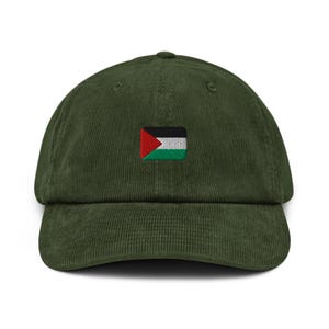 Könnte beinhalten: Eine grüne Cord-Baseballkappe mit einer gestickten palästinensischen Flagge auf der Vorderseite.