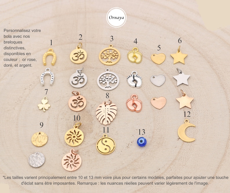 Collection de 13 breloques métalliques pour bolas de grossesse, avec des motifs variés en or rose, doré et argent.