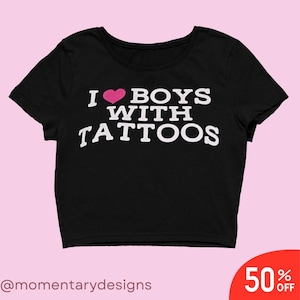 I Love Boys with Tattoos Crop – Y2K Baddie-shirt voor tattooliefhebbers, zwart T-shirt met grafische print, trendy zachte crop-top - Y2K Fashion