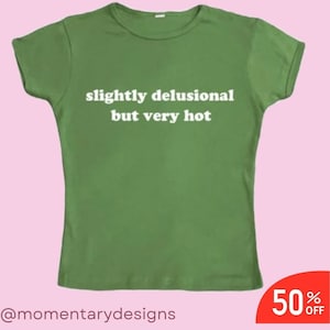 Puede incluir: Camiseta verde con texto blanco que dice "ligeramente delirante pero muy caliente".