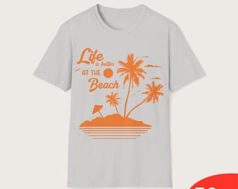 Maglietta "La vita è migliore in spiaggia", maglietta con palme e oceano, maglietta estiva retrò da spiaggia, maglietta grafica con vibrazioni costiere, maglietta regalo per vacanze tropicali
