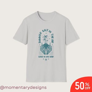 Zomershirt Skeleton Hands Peace, Sand in My Hair Beach-T-shirt, grafisch T-shirt grunge Skull Island Palm Tree, Skeleton Vibes Festival-topje