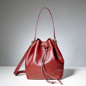 Burgunderfarbene Ledertasche, Weiche Lederbeutel, Kordelzug Ledertasche, Ledertasche für jeden Tag, Beuteltasche mit Taschen, Weihnachtsgeschenke