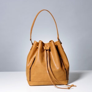 Beige Beuteltasche, Mittelgroße Leder Beuteltasche, Crossbody Bag, Große Leder Beuteltasche, Personalisierte Ledertasche, Lederhandtasche