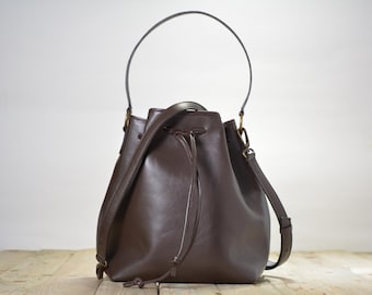 Brun läderväska med dragsko, handväska med läderstängning, handgjord läderaxelväska, minimalistisk vardagsväska