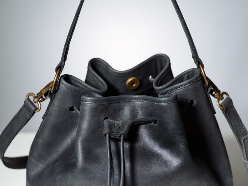 Schwarze Beuteltasche, Eimertasche Frauen, Schultertasche, Kordelzugtasche, benutzerdefinierte Tasche für Frauen, Geschenke Bild 5