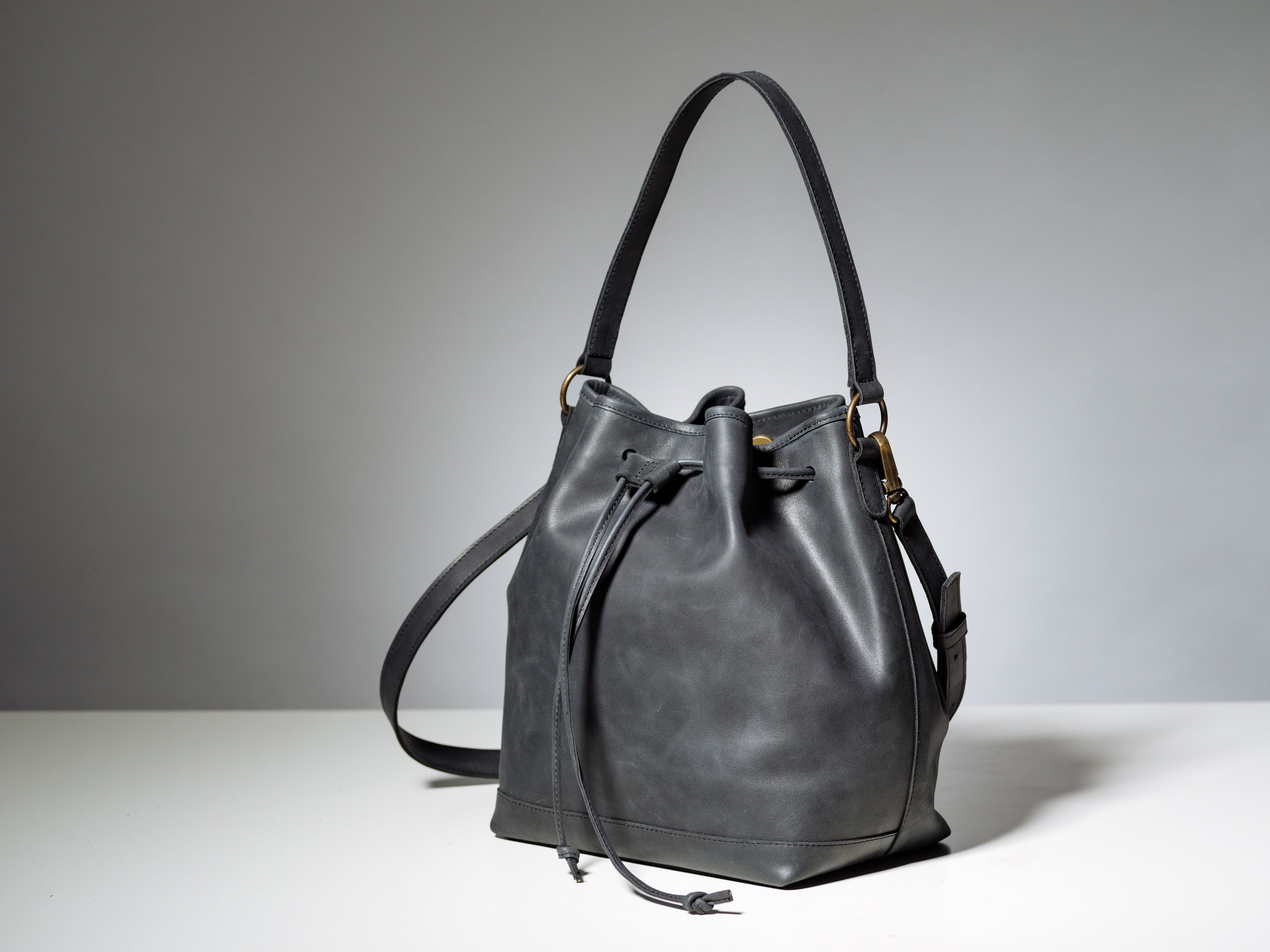 ショルダーバッグ・ポシェット LEATHERY BOLTED COW LEATHER MAGNETIC BUCKET BAG [BLACK] LEATHERY Two-way Chain Bucket bag [BLACK] (ショルダーバッグ