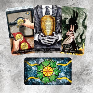 Puede incluir: Un conjunto de cartas de tarot con ilustraciones detalladas. Las cartas representan varias escenas, incluyendo una mano abriendo una caja fuerte, un esqueleto sosteniendo una urna dorada y una figura diabólica. Las cartas tienen texto en un idioma extranjero.