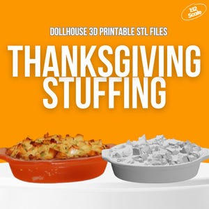 Puede incluir: Un fondo naranja con el texto "DOLLHOUSE 3D PRINTABLE STL FILES" y "THANKSGIVING STUFFING". Dos platos de forma ovalada están en primer plano. Un plato está lleno de relleno cocido y el otro está lleno de un modelo impreso en 3D de relleno.