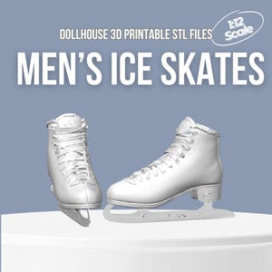Può includere: Due pattini da ghiaccio bianchi, in scala 1:12, sono esposti su una superficie bianca su sfondo blu. Il testo "DOLLHOUSE 3D PRINTABLE STL FILES" e "MEN'S ICE SKATES" sono visibili. I pattini hanno lacci e lame dettagliati.