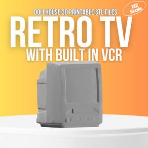 Puede incluir: Un modelo de televisor retro gris con VCR incorporado, diseñado para casas de muñecas. El texto de la imagen dice "DOLLHOUSE 3D PRINTABLE STL FILES" y "RETRO TV WITH BUILT IN VCR". El modelo es a escala 1:12.