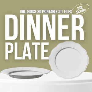 Puede incluir: Se muestran dos platos blancos con bordes festoneados. El texto "DINNER PLATE" está en letras blancas grandes. También se ve el texto "DOLLHOUSE 3D PRINTABLE STL FILES" y "1:12 Scale".