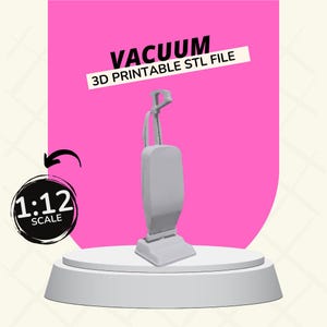 以下が含まれることがあります： 1/12スケールの白い3Dプリントされた掃除機のモデル。モデルは白いプラットフォームの上にあり、その上に「VACUUM 3D PRINTABLE STL FILE」というテキストがあります。