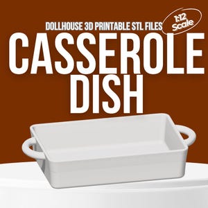 Puede incluir: Una fuente rectangular blanca para horno con asas redondeadas, diseñada para una casa de muñecas. El texto "CASSEROLE DISH" se muestra de forma destacada, junto con "DOLLHOUSE 3D PRINTABLE STL FILES" y "1:12 Scale". La fuente está sobre un fondo marrón.
