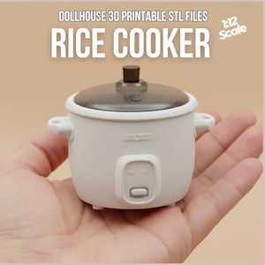 Może przedstawiać: Miniaturowy biały garnek do gotowania ryżu z przezroczystą pokrywką i brązowym uchwytem. Tekst "RICE COOKER" jest wyświetlany nad garnkiem, a nad nim "DOLLHOUSE 3D PRINTABLE STL FILES". Skala to 1:12. Trzymany w dłoni.
