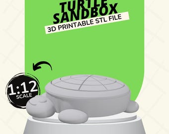 Puede incluir: Un archivo STL imprimible en 3D para un arenero en forma de tortuga, mostrado a escala 1:12. El modelo es una tortuga gris con un caparazón redondo y cuatro patas. La tortuga está sentada sobre una base redonda.