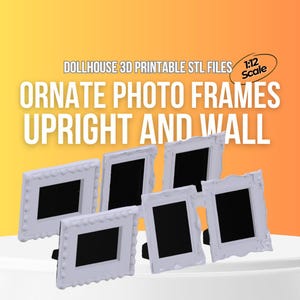 Peut inclure: Plusieurs cadres photo blancs ornés pour maisons de poupées, avec des inserts noirs. Les cadres présentent différents styles décoratifs. Le texte sur l'image indique "DOLLHOUSE 3D PRINTABLE STL FILES" et "ORNATE PHOTO FRAMES UPRIGHT AND WALL". L'échelle est de 1:12.