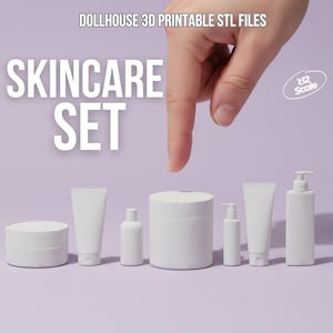 Op de afbeelding: Een set witte huidverzorgingsproducten, waaronder potten, tubes en flacons, op een lichtpaarse achtergrond. De tekst "SKINCARE SET" staat in grote witte letters. De tekst "DOLLHOUSE 3D PRINTABLE STL FILES" staat bovenaan.