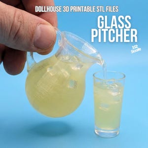 Könnte beinhalten: Ein klarer Glaskrug gießt eine gelbe Flüssigkeit in ein passendes Glas, beide gefüllt mit Eiswürfeln. Der Text "GLASS PITCHER" wird in großen, fetten Buchstaben angezeigt. Der Text "DOLLHOUSE 3D PRINTABLE STL FILES" steht oben.