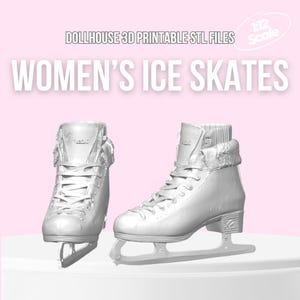 Può includere: Due pattini da ghiaccio bianchi, progettati per una casa delle bambole, sono esposti su uno sfondo rosa. I pattini sono dettagliati con lacci, un tacco e una lama. Il testo in alto recita "DOLLHOUSE 3D PRINTABLE STL FILES" e "WOMEN'S ICE SKATES".