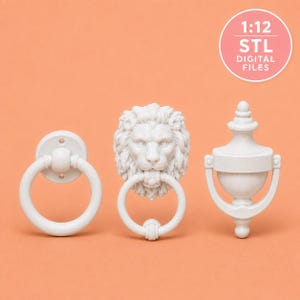 Könnte beinhalten: Drei weiße Türklopfer als digitale STL-Dateien im Maßstab 1:12. Das Set besteht aus einem einfachen runden Ringklopfer, einem detaillierten Löwenkopf-Türklopfer mit Ring und einem klassischen urnenförmigen Klopfer mit beweglichem Griff.