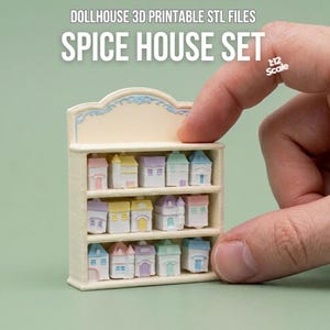 Puede incluir: Un juego de casas de especias en miniatura con el texto "DOLLHOUSE 3D PRINTABLE STL FILES SPICE HOUSE SET". El juego incluye una estantería de color crema con múltiples casas pequeñas y coloridas. Las casas tienen varios colores pastel y detalles arquitectónicos.