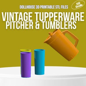 Può includere: Un'immagine di una brocca e bicchieri Tupperware vintage arancioni in scala 1:12. L'immagine mostra una brocca con manico e tre bicchieri viola, blu e gialli. Il testo recita "DOLLHOUSE 3D PRINTABLE STL FILES" e "VINTAGE TUPPERWARE PITCHER & TUMBLERS."