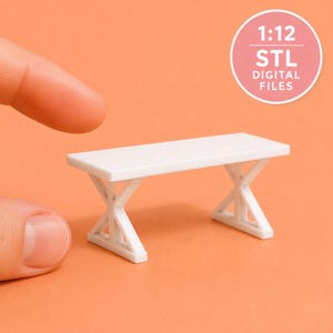 Könnte beinhalten: Ein weißer Miniaturtisch mit rechteckiger Tischplatte und X-förmigen Beinen. Das Bild enthält eine kreisförmige Grafik mit dem Text 1:12 STL DIGITAL FILES. Dieses Objekt ist ein maßstabsgetreues Modell für Ausstellungszwecke.