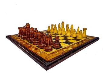 Handgefertigte Schachfigur aus Bernstein in der Farbe von Honig und Tee Luxuriöse Schachfiguren aus baltischem Bernstein