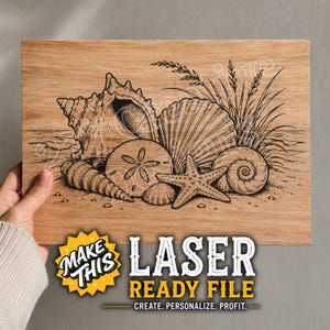 Puede incluir: Una tabla de madera rectangular con una ilustración grabada con láser en negro de varias conchas marinas, una estrella de mar, un dólar de arena y hierba de playa. El texto "MAKE THIS LASER READY FILE CREATE. PERSONALIZE. PROFIT." aparece en la parte inferior.
