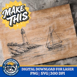 Könnte beinhalten: Holzbrett mit einem lasergravierten Design eines Leuchtturms an einer felsigen Küste und eines Segelboots auf dem Wasser. Die Worte "MAKE THIS" sind in einem gelben Burst. Das untere Banner lautet "DIGITALER DOWNLOAD FÜR LASER".