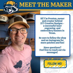 K&ouml;nnte beinhalten: Ein l&auml;chelnder Mann mit Brille und Baseballkappe, dar&uuml;ber der Text "MEET THE MAKER". Der Text sagt "Hi! I'm Preston...277 Creative Designs...Lasergravur und Stickerei...Texas." und "FOLLOW ME!"
