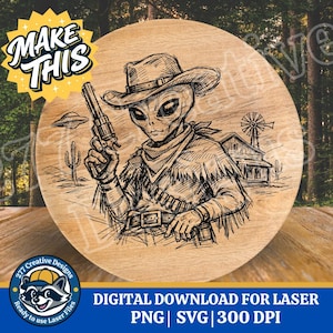 Könnte beinhalten: Ein rundes Holzdesign mit einer detaillierten Skizze eines Alien-Cowboys, der eine Waffe hält, vor dem Hintergrund eines UFOs, Kaktus und einer Westernszene. Der Text "MAKE THIS" befindet sich in einem gelben Stern. Der untere Text lautet "DIGITALER DOWNLOAD FÜR LASER".