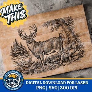 Puede incluir: Un letrero de madera con un grabado detallado de un ciervo en un entorno forestal. La obra de arte es en blanco y negro, con el texto "MAKE THIS" en una estrella amarilla. El letrero también incluye el texto "DESCARGA DIGITAL PARA LÁSER PNG | SVG | 300 DPI".