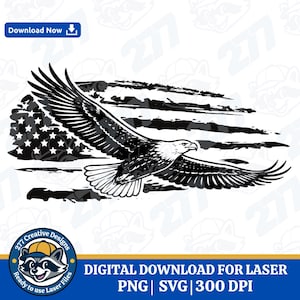 Könnte beinhalten: Schwarz-weiße Grafik eines fliegenden Weißkopfseeadlers vor einem stilisierten amerikanischen Flaggenhintergrund. Der Text „DIGITALER DOWNLOAD FÜR LASER“ und „PNG | SVG | 300 DPI“ ist enthalten. Ein Waschbär-Logo ist ebenfalls vorhanden.