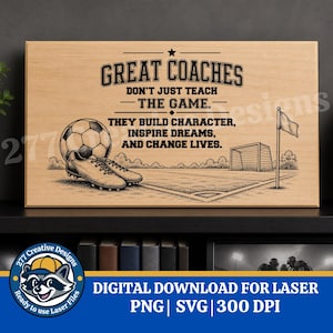 Könnte beinhalten: Holzschild mit Fußballmotiv. Das Schild zeigt den Text "Great Coaches" und ein Zitat über Charakteraufbau. Ein Fußball, Fußballschuhe und ein Fußballfeld sind abgebildet.