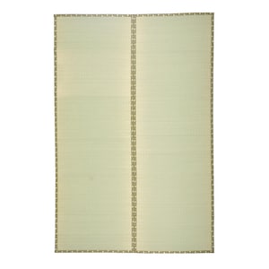 Könnte beinhalten: Eine hellgrüne gewebte Matte mit braunem Rand. Die Matte ist aus natürlichen Materialien gefertigt und hat ein traditionelles japanisches Design.