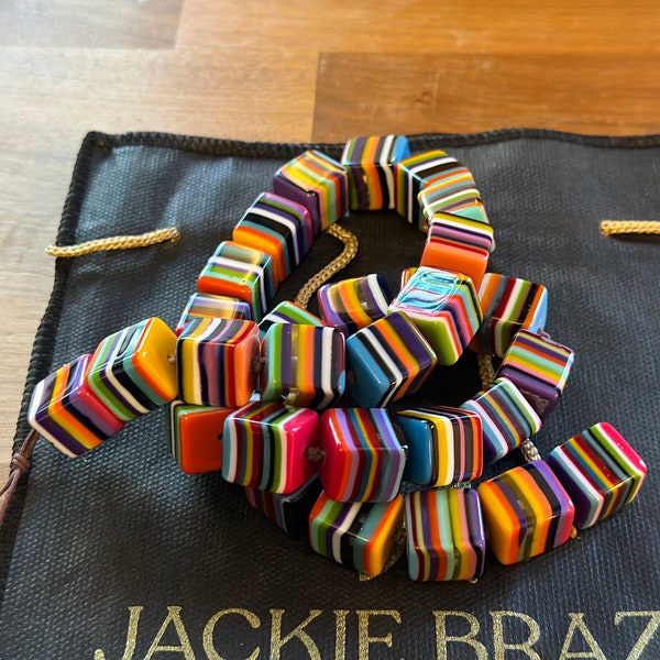 Superbe petit collier réglisse Jackie du Brésil (N46) se démarquent par des nouvelles étiquettes et un sac à poussière multicolores vibrants