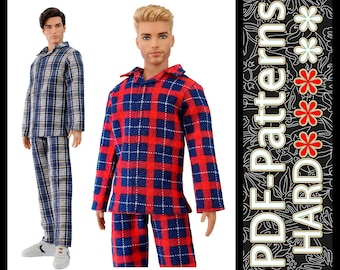 Puede incluir: Dos muñecos con camisas de pijama de manga larga abotonadas y pantalones a juego. Un muñeco tiene el pelo oscuro y viste un conjunto de cuadros azules y blancos. El otro tiene el pelo rubio y viste un conjunto de cuadros rojos y azules.