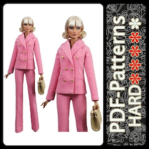 Può includere: Due bambole che indossano completi rosa con bottoni dorati e pantaloni abbinati. Ogni bambola tiene in mano una borsa beige. L'immagine include il testo "PDF-Patterns HARD". Lo sfondo è nero con un disegno floreale bianco.