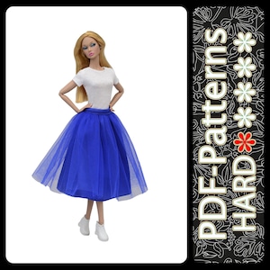 Może przedstawiać: Lalka ubrana w biały top z krótkim rękawem i żywą niebieską spódnicę z tiulu. Lalka ma blond włosy i białe botki. Obraz zawiera tekst "PDF Patterns HARD".