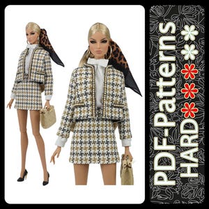 Puede incluir: Dos muñecas de moda con trajes de falda de tweed a juego con blusas blancas y pañuelos con estampado de leopardo. Los trajes son blancos, negros y dorados. Las muñecas sostienen bolsos beige y llevan tacones negros. Incluye el texto "PDF-Patterns HARD".